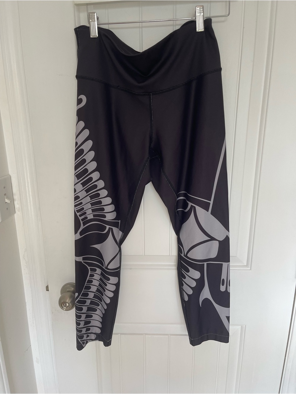 High-Rise Black Leggings with Gray Graphic Detail